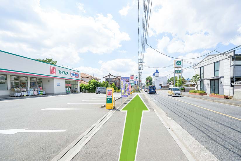 しばらく道なりに進みます。